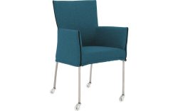 Goossens Eetkamerstoel Funk RVS Poten blauw stof met armleuning en met wielenTransparant skater wiel met rvs kap, modern design