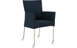 Goossens Eetkamerstoel Funk RVS Poten blauw stof met armleuning en met wielenTransparant skater wiel met rvs kap, modern design