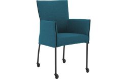 Goossens Eetkamerstoel Funk Zwarte Poten blauw stof met armleuning en met wielenZwart skater wiel met zwarte kap, modern design