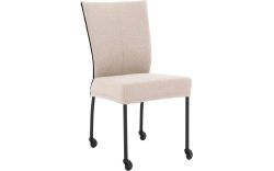 Goossens Eetkamerstoel Funk Zwarte Poten beige stof leuning en met wielenZwart skater wiel met zwarte kap, modern design