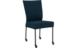 Goossens Eetkamerstoel Funk Zwarte Poten blauw stof leuning en met wielenZwart skater wiel met zwarte kap, modern design