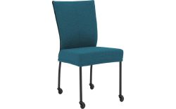 Goossens Eetkamerstoel Funk Zwarte Poten blauw stof leuning en met wielenZwart skater wiel met zwarte kap, modern design